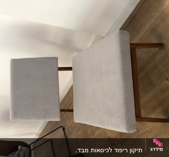 כיסא עם ריפוד בד אפור על רגלי עץ